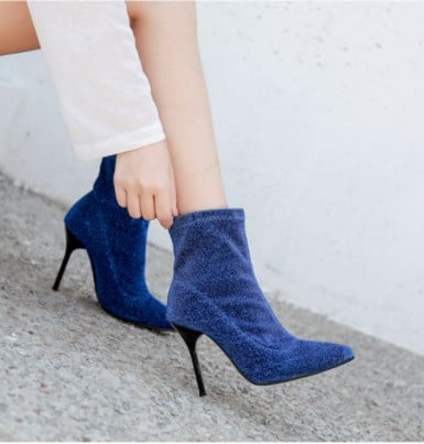 Μοντέρνες γυναικείες μπότες με λεπτό τακούνι σε μπλε και μαύρο χρώμα