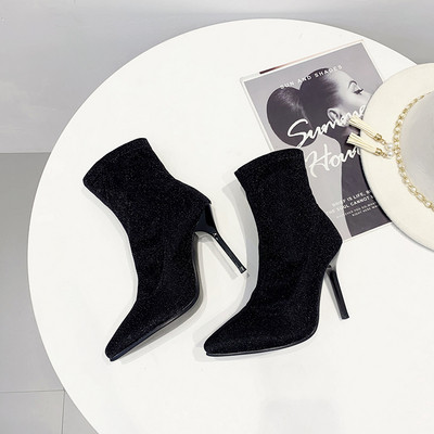 Μοντέρνες γυναικείες μπότες με λεπτό τακούνι σε μπλε και μαύρο χρώμα