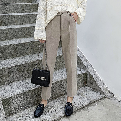 Μοντέρνα γυναικεία παντελόνια με ψηλή μέση με μήκος 9/10 σε μαύρο και μπεζ χρώμα