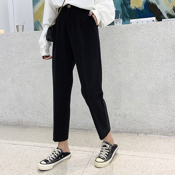 Μοντέρνα γυναικεία παντελόνια με ψηλή μέση με μήκος 9/10 σε μαύρο και μπεζ χρώμα