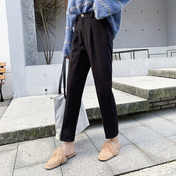 Μοντέρνα γυναικεία παντελόνια με ψηλή μέση με μήκος 9/10 σε μαύρο και μπεζ χρώμα