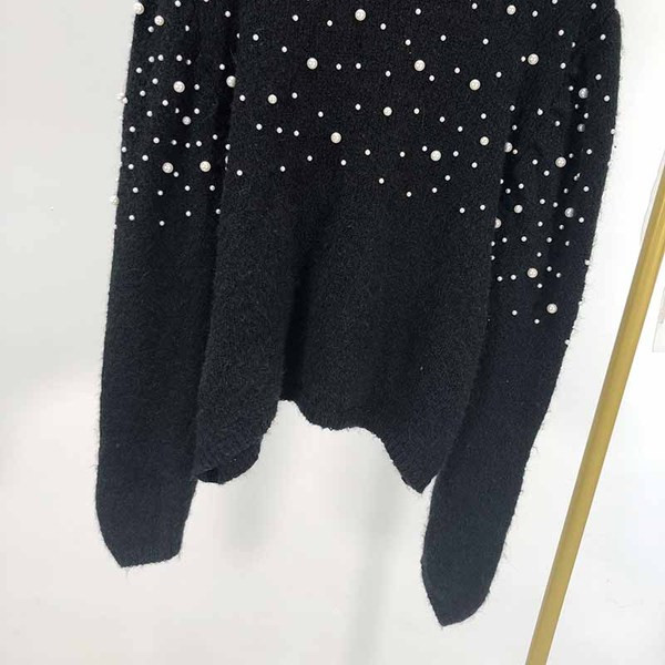 Pulover gros de dama cu guler inalt si perle