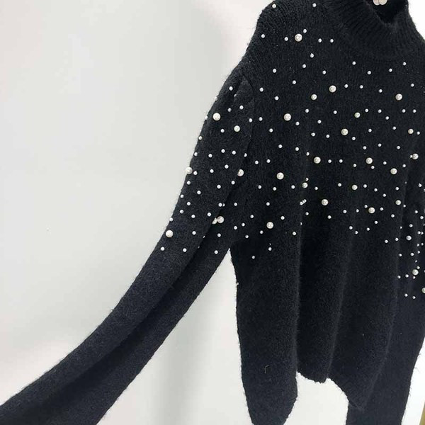 Pulover gros de dama cu guler inalt si perle