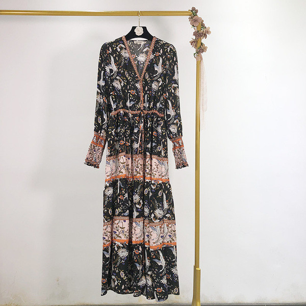 Rochie lunga de dama cu decolteu spitz si model colorat