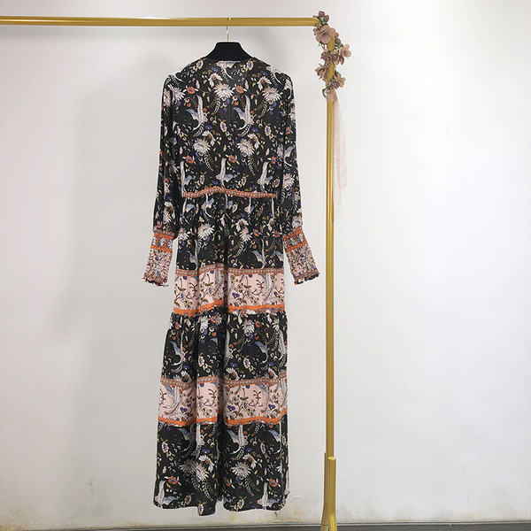 Rochie lunga de dama cu decolteu spitz si model colorat