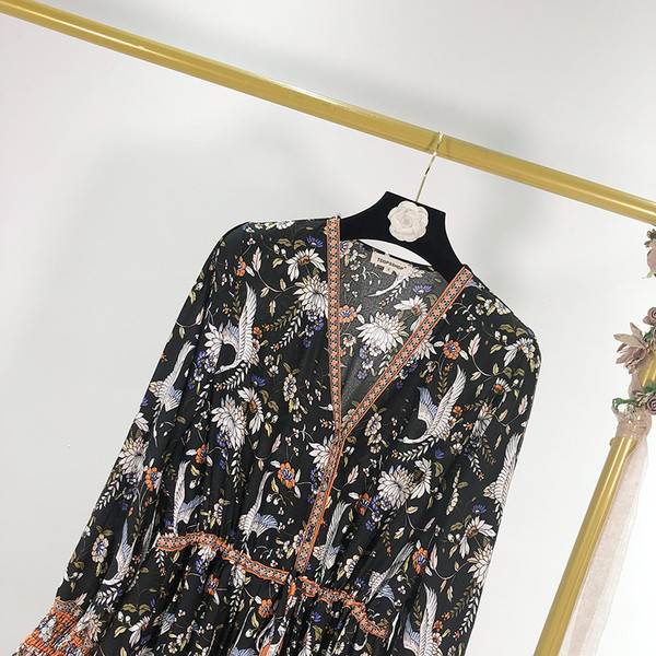 Rochie lunga de dama cu decolteu spitz si model colorat