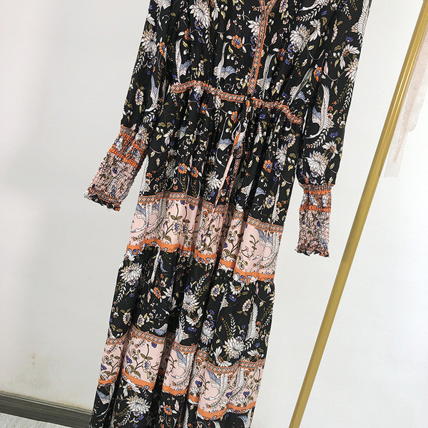 Rochie lunga de dama cu decolteu spitz si model colorat