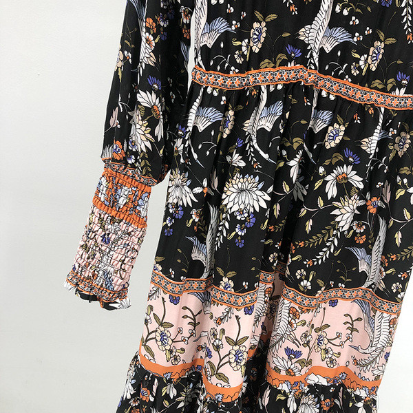 Rochie lunga de dama cu decolteu spitz si model colorat