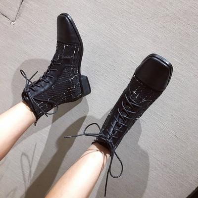 Női alkalmi csizma fehér és fekete színben, fűzővel