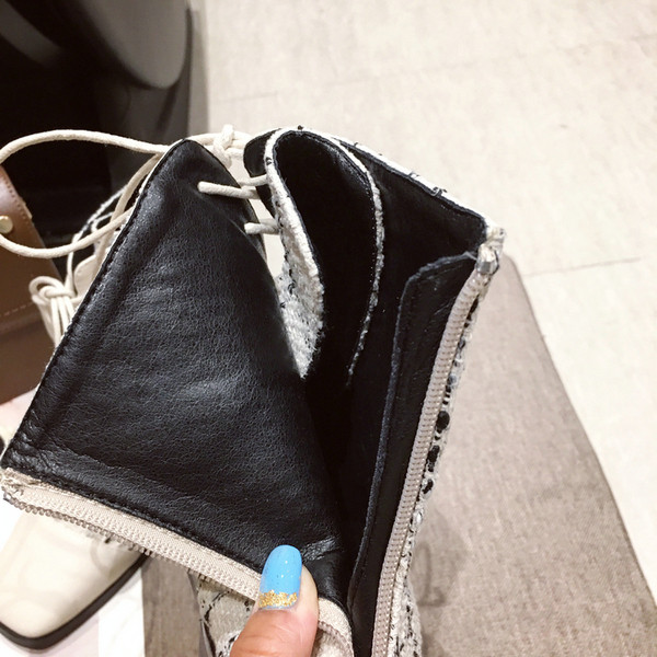 Női alkalmi csizma fehér és fekete színben, fűzővel