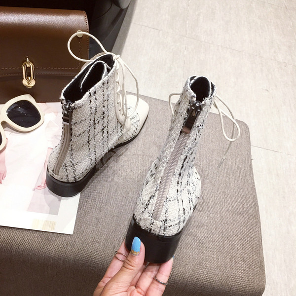 Női alkalmi csizma fehér és fekete színben, fűzővel