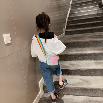 Детска чанта с блестящо сърце и шарена дълга дръжка