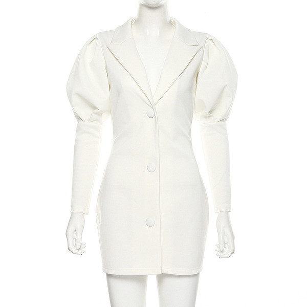 Rochie de damă cu decolteu adânc și mâneci lungi în culoarea albă