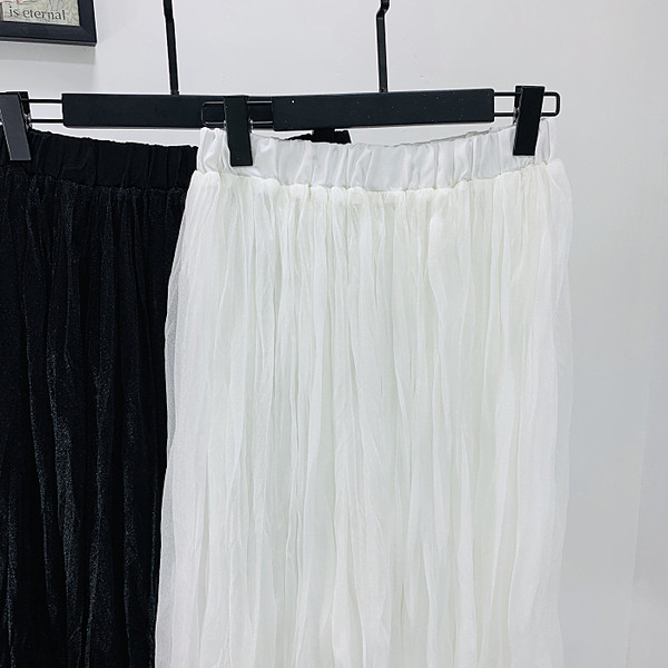 Fusta de dama moderna plisata cu talie inalta in negru