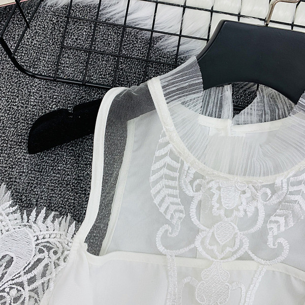 Bluză de damă modernă cu dantelă și umeri goi în roz și negru