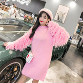 Rochie modernă tricotată în roz și mâneci largi cu franjuri