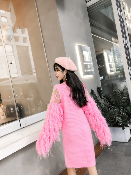 Rochie modernă tricotată în roz și mâneci largi cu franjuri