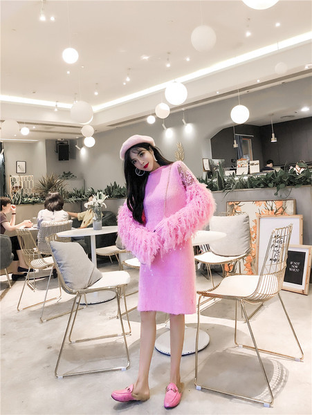 Rochie modernă tricotată în roz și mâneci largi cu franjuri