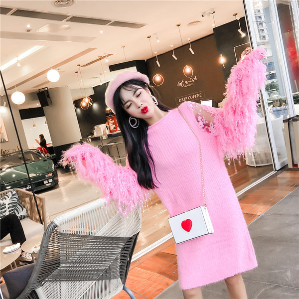 Rochie modernă tricotată în roz și mâneci largi cu franjuri