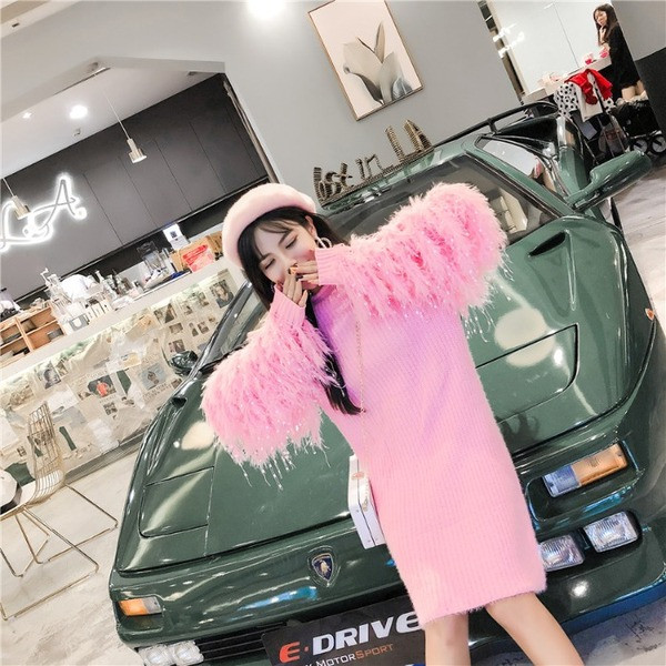 Rochie modernă tricotată în roz și mâneci largi cu franjuri