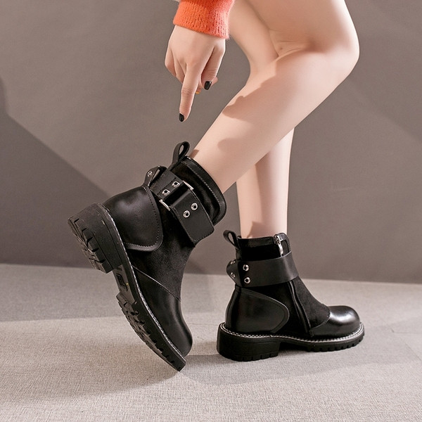 Γυναικείες  casual μπότες σε μαύρο χρώμα με φερμουάρ και πόρπη