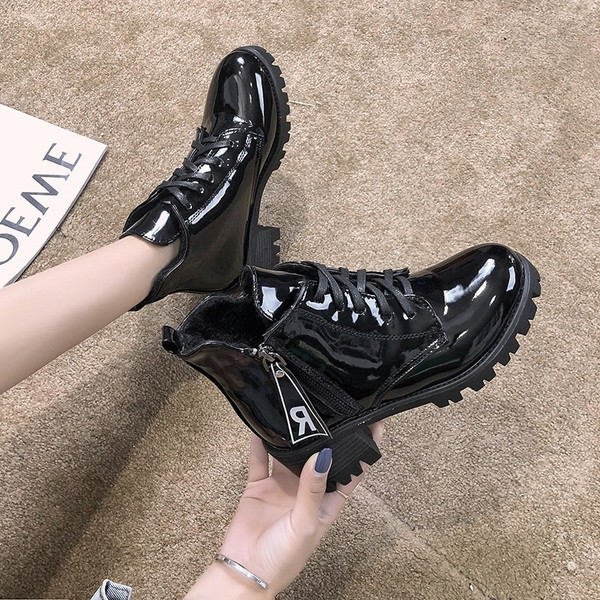 Νέες γυναικείες μπότες μοντέλου με φερμουάρ και κορδόνια σε μαύρο χρώμα