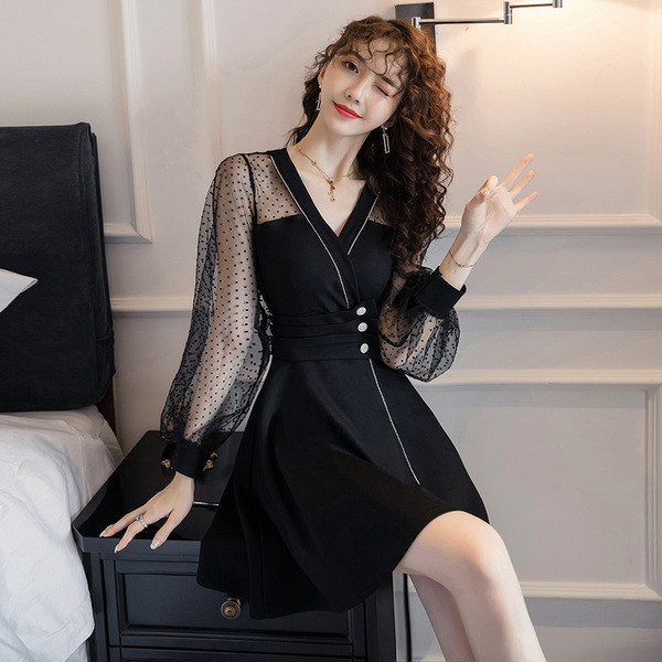 Μοντέρνο γυναικείο φόρεμα με λαιμόκοψη, κουμπιά και τούλι σε μαύρο χρώμα