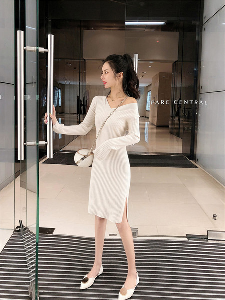 Rochie lungă tricotată cu decolteu spitz în alb