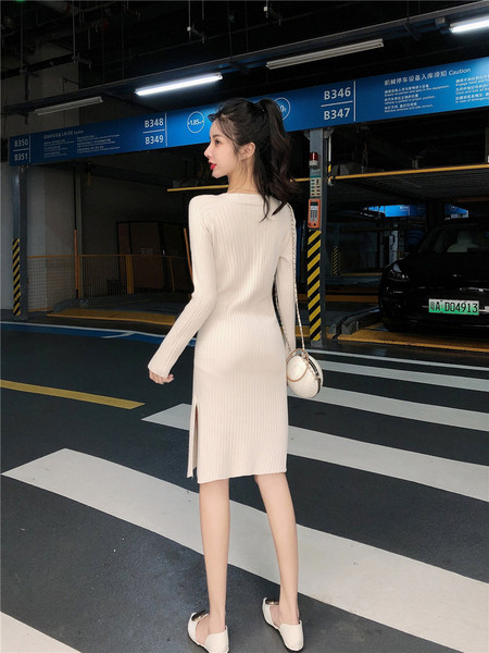 Rochie lungă tricotată cu decolteu spitz în alb