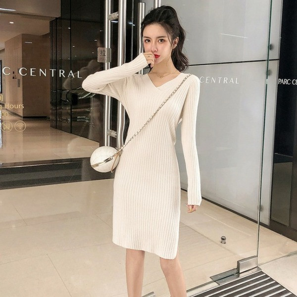 Rochie lungă tricotată cu decolteu spitz în alb