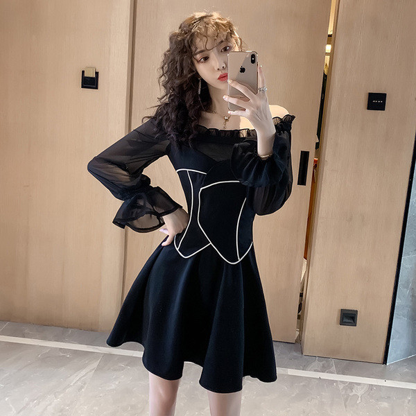 Új modell modern női ruha csónakos nyakkivágással, fekete színben