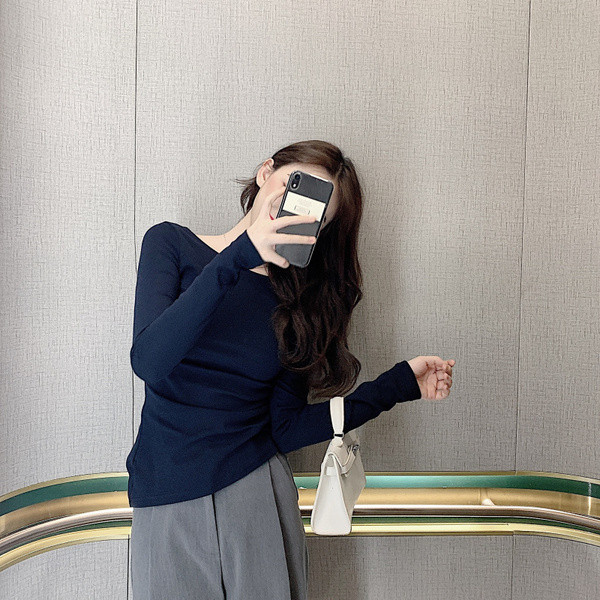 Γυναικεία μπλούζα  σε μαύρο χρώμα με γυμνή πλάτη