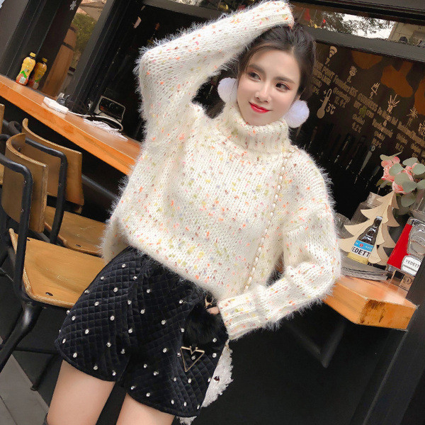 Γυναικείο πουλόβερ σε λευκό  χρώμα με ψηλό γιακά