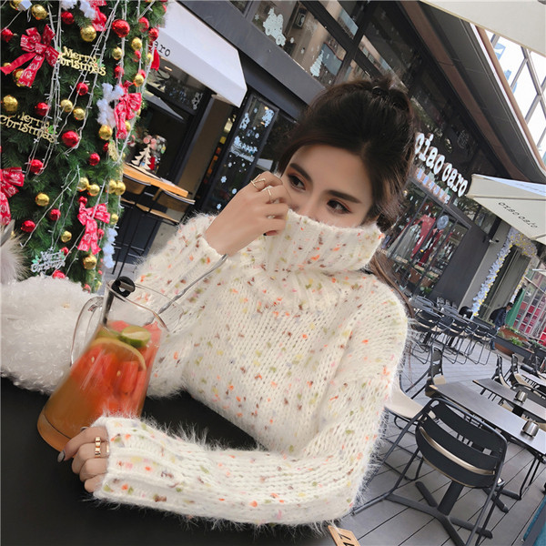 Γυναικείο πουλόβερ σε λευκό  χρώμα με ψηλό γιακά