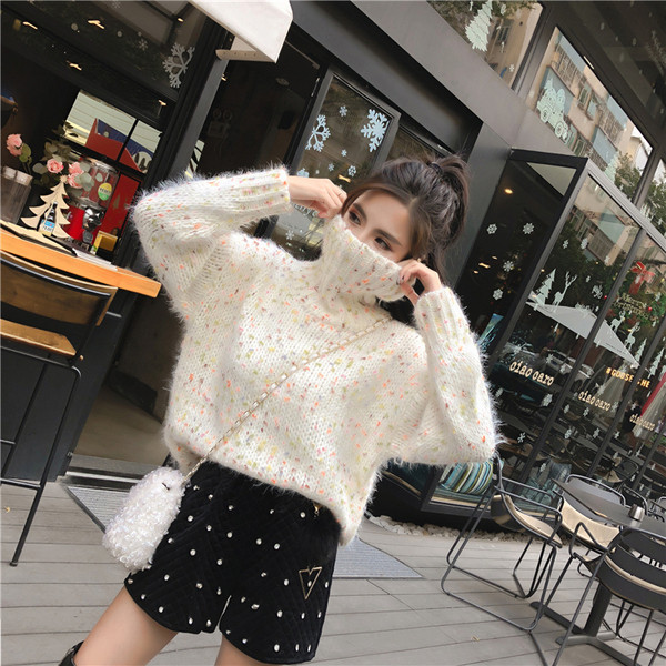 Γυναικείο πουλόβερ σε λευκό  χρώμα με ψηλό γιακά