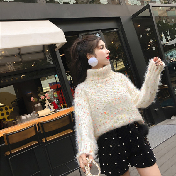 Γυναικείο πουλόβερ σε λευκό  χρώμα με ψηλό γιακά