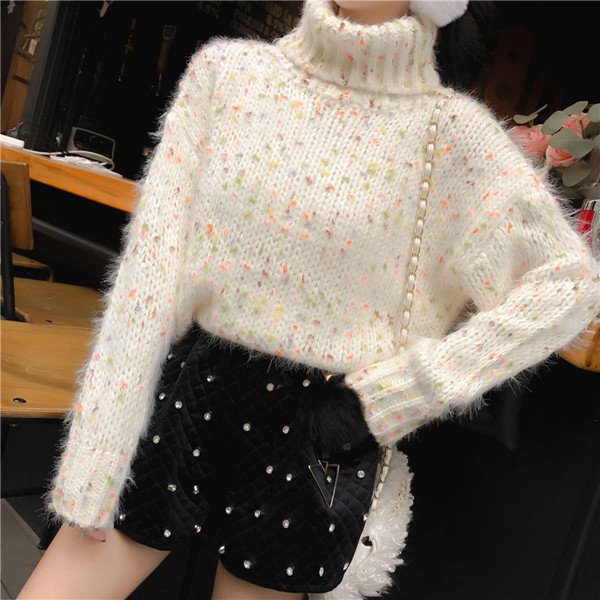 Γυναικείο πουλόβερ σε λευκό  χρώμα με ψηλό γιακά