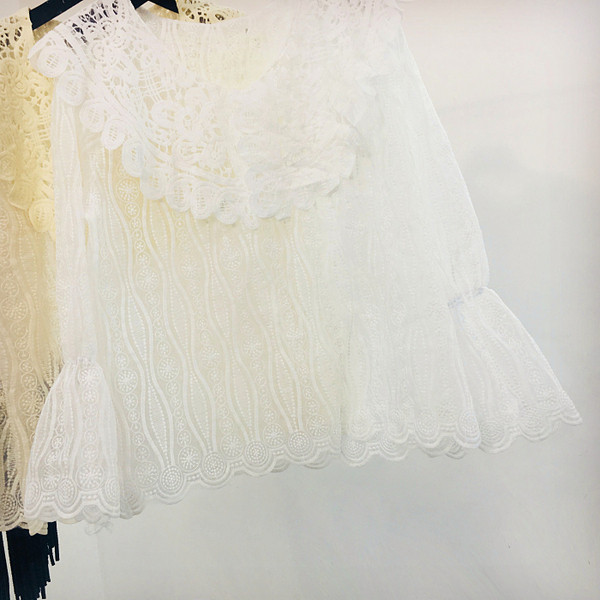 Bluză de damă din dantelă cu decolteu rotund în galben și alb