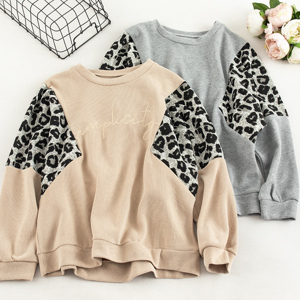 Γυναικείο καθημερινό φούτερ με ωοειδές ντεκολτέ και ζωικό μοτίβο σε δύο χρώματα