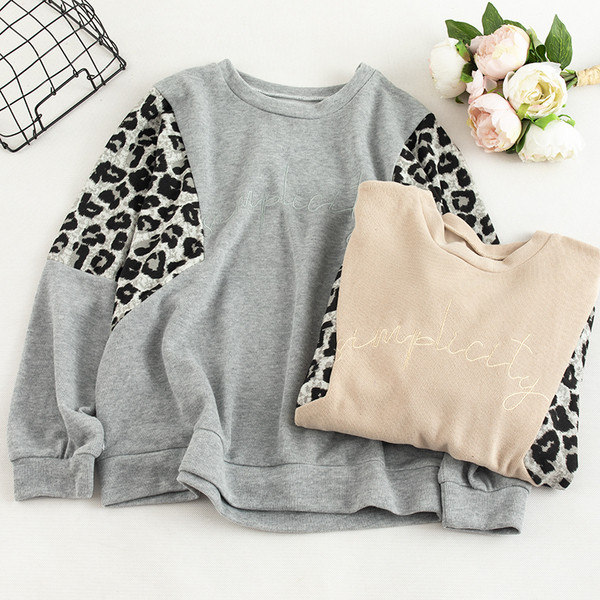 Γυναικείο καθημερινό φούτερ με ωοειδές ντεκολτέ και ζωικό μοτίβο σε δύο χρώματα