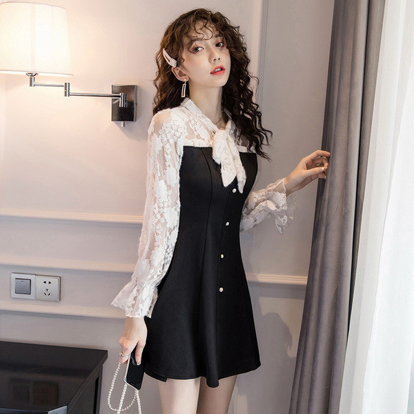 Stílusos női ruha csipkeujjal és nyakkendővel fekete színben