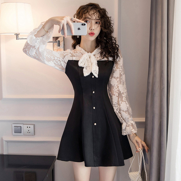 Stílusos női ruha csipkeujjal és nyakkendővel fekete színben