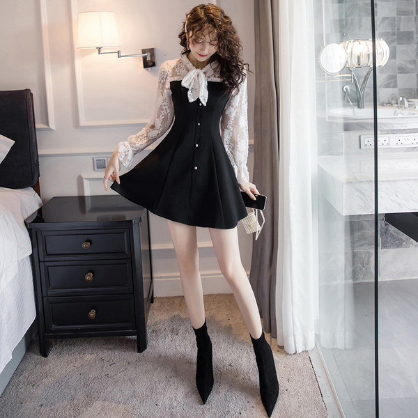 Stílusos női ruha csipkeujjal és nyakkendővel fekete színben