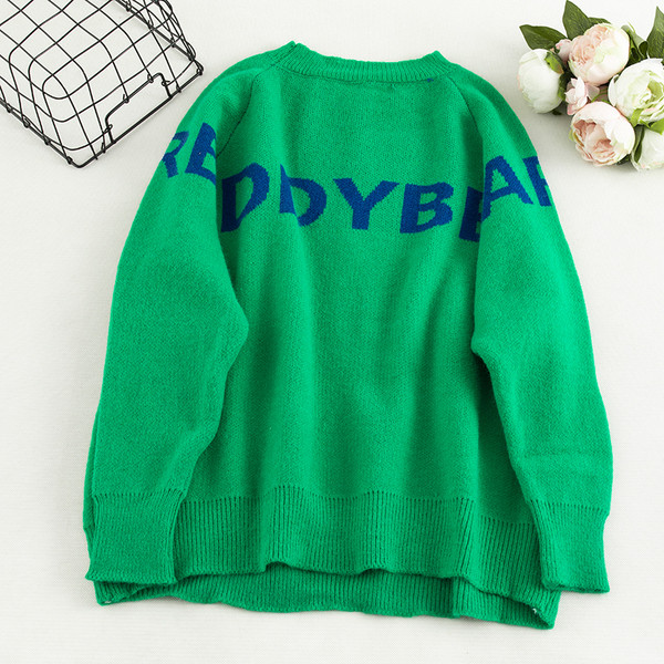 Pulover de dama cu decolteu oval si aplicatie in doua culori