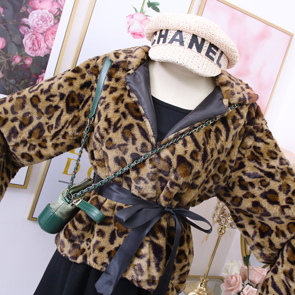 Geaca de dama modern model nou cu model animal