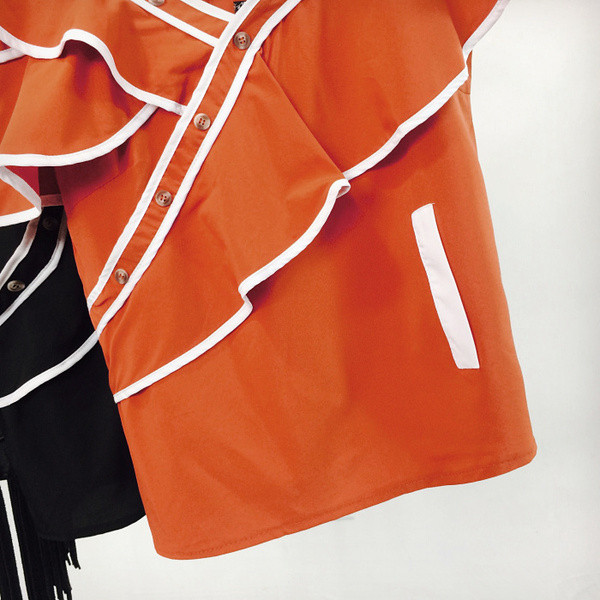 Γυναικεία μοντέρνα μπλούζα με λαιμόκοψη σε άσπρο και πορτοκαλί χρρώμα