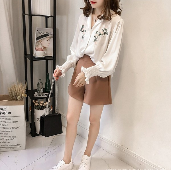 Cămașă modernă de damă cu broderie și guler clasic în alb