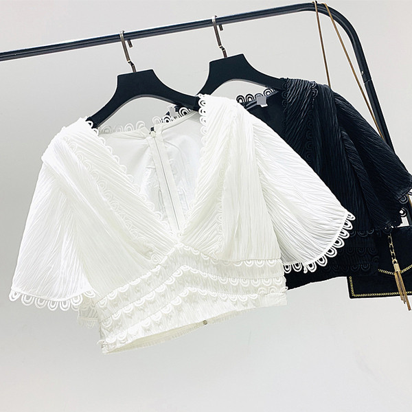 Bluză de damă cu decolteu spitz în alb-negru