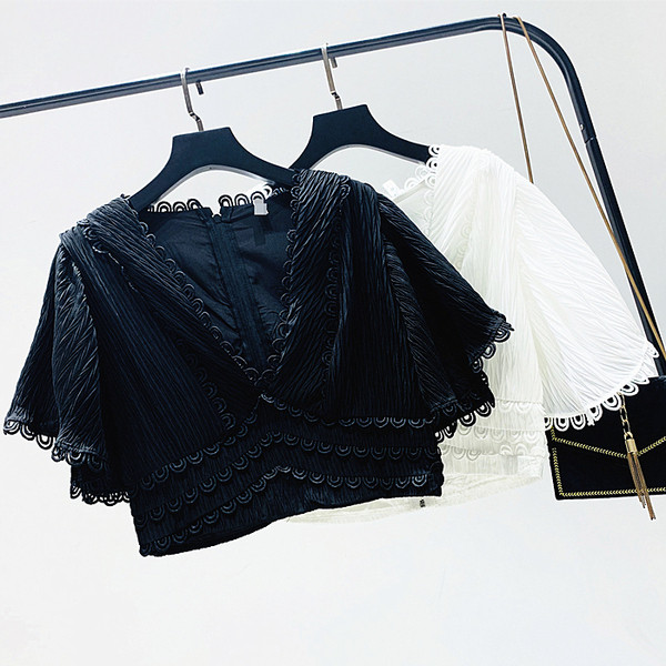 Bluză de damă cu decolteu spitz în alb-negru