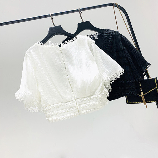 Bluză de damă cu decolteu spitz în alb-negru